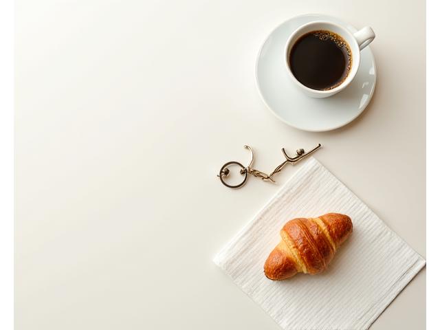Flat lay kopi dan pastri yang dihidangkan di atas meja